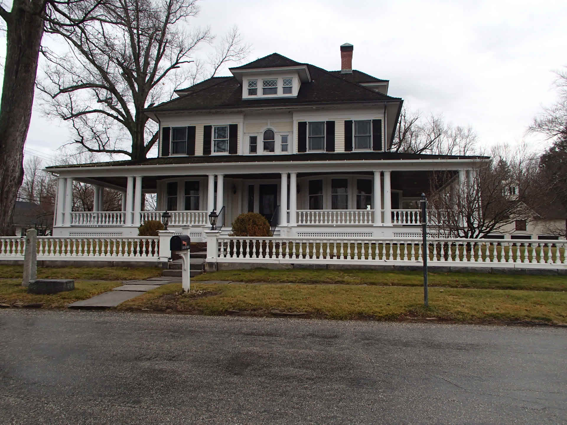 Building photograph for 9 CLAPBOARD RD